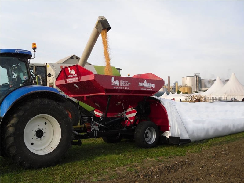 AGRAR-bagger Grainprofi Befüllung mit Mähdrescher direkt ab Feld